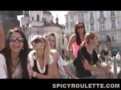 Una bella ragazza ve ...
