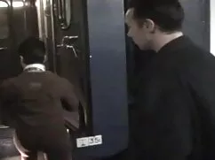 L'uomo rimuove la ve ...