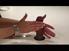 Giovane donna seduta ...